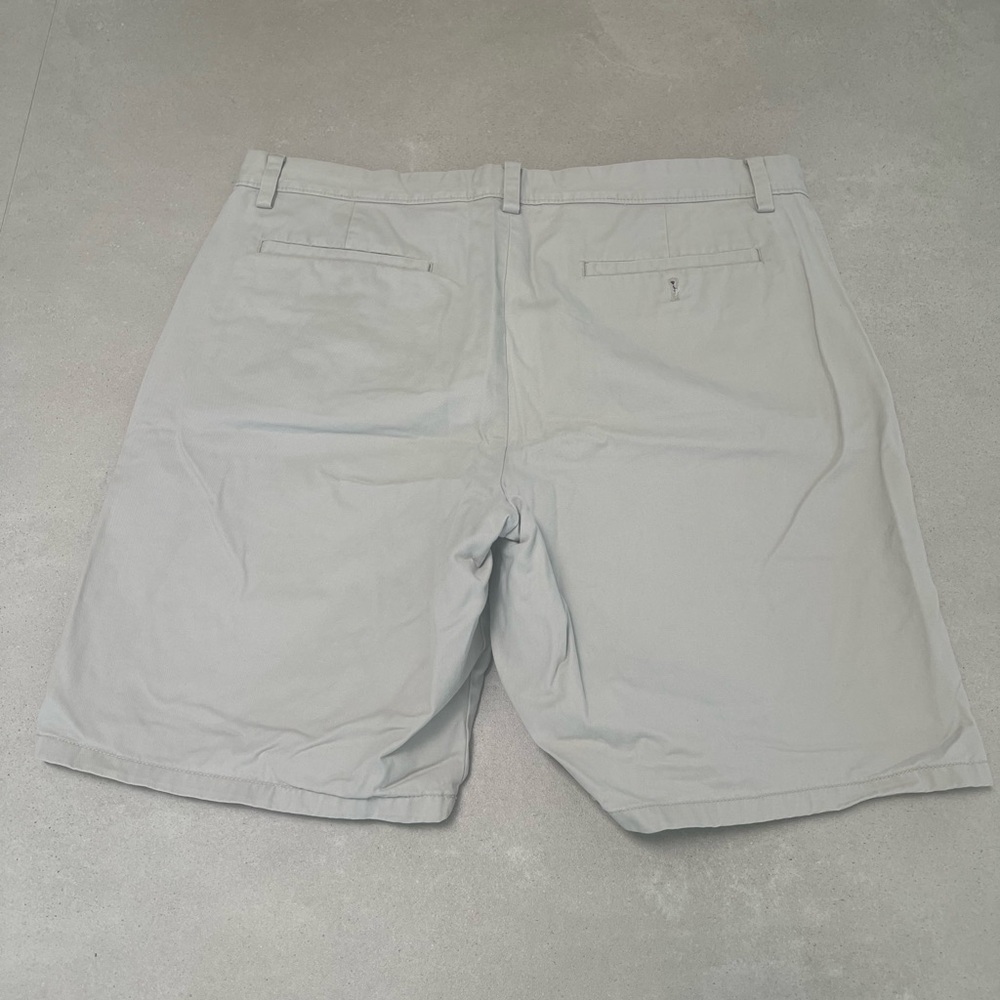 Banana Republic Light Gray Men's Shorts - Picture 2 of 3